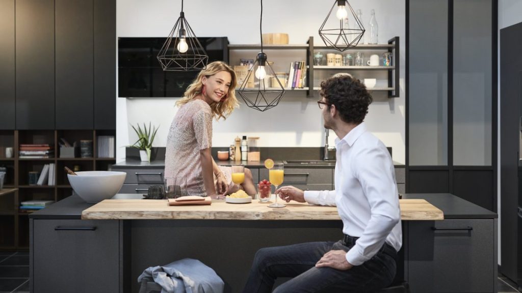 Partagez un verre apéritif autour d'un bar de cuisine
