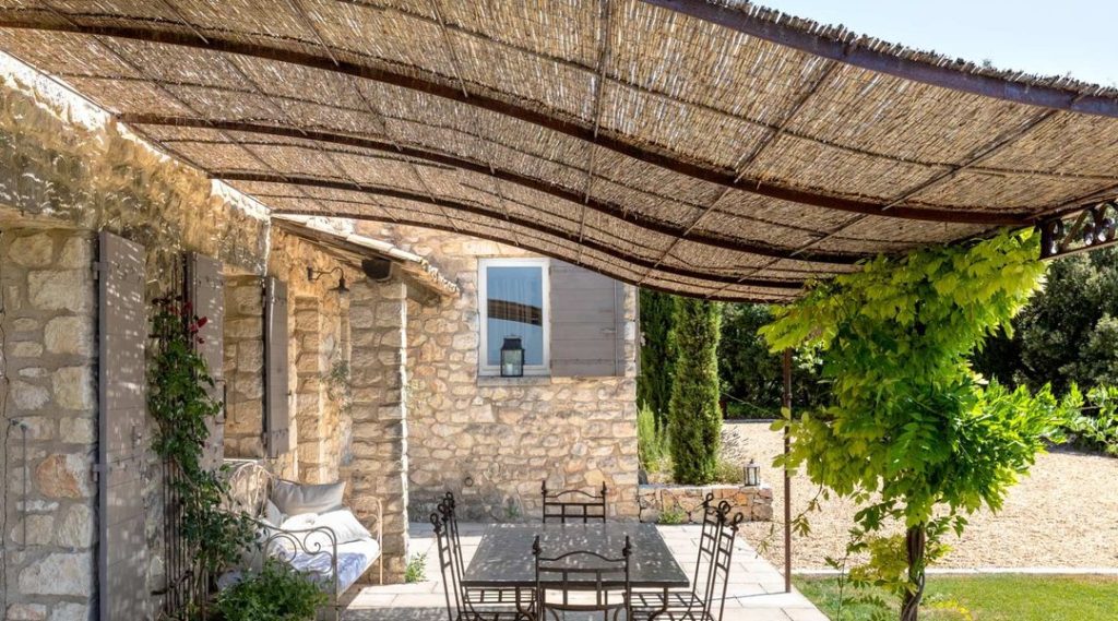 Une tonnelle murale pour limiter l'apport de chaleur au sein de votre habitat en été